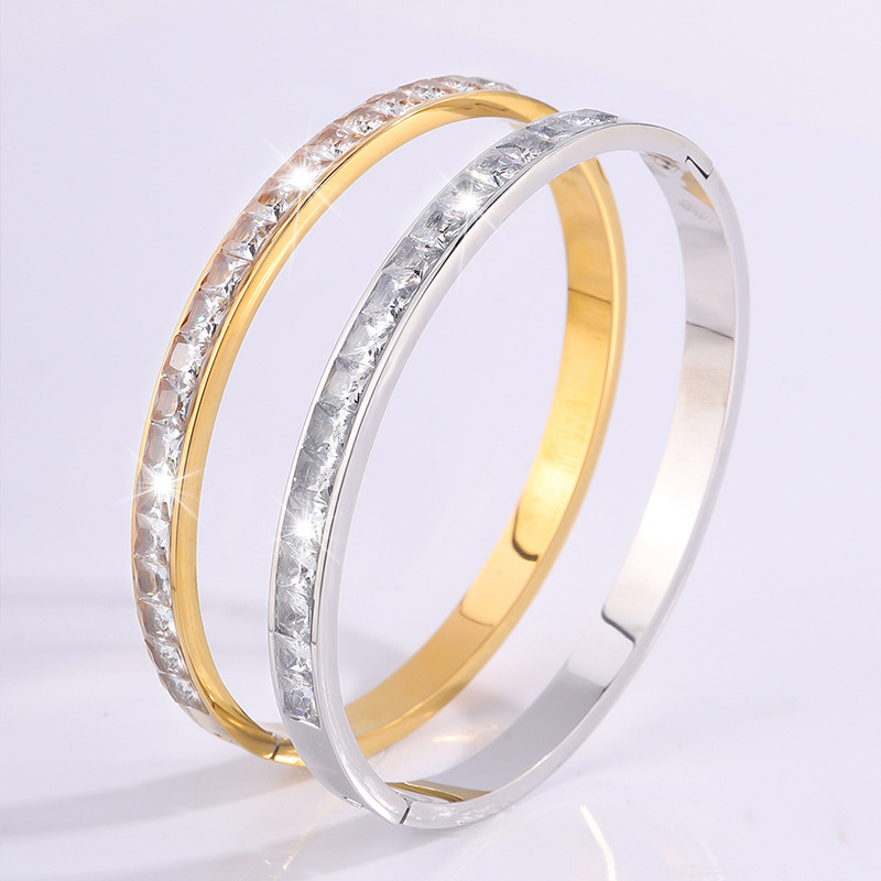 Titánacél karkötő Moissanit kövekkel, vákuumos elektroplatolás — Anyag: titánacél; Súly: 19 g; Márka: Haiyi Jewelry