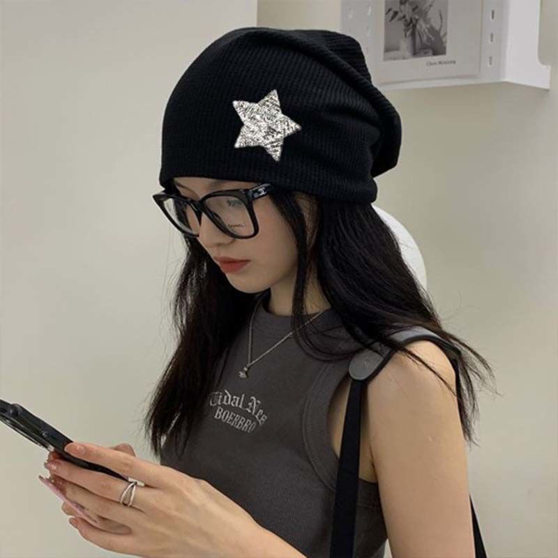 Ženski beanie od baršuna – warp-pleteno, kupolasta kruna, rub s tipom eaves, monohromatski uzorak