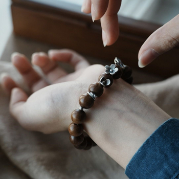 Brățară din lemn cu mărgele de santal, lucrată manual, design în formă de U, pentru femei