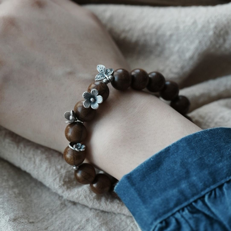 Brățară din lemn cu mărgele de santal, lucrată manual, design în formă de U, pentru femei