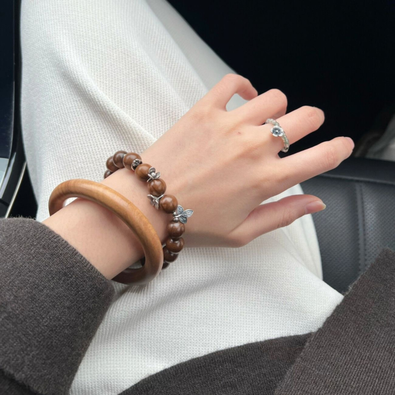 Brățară din lemn cu mărgele de santal, lucrată manual, design în formă de U, pentru femei