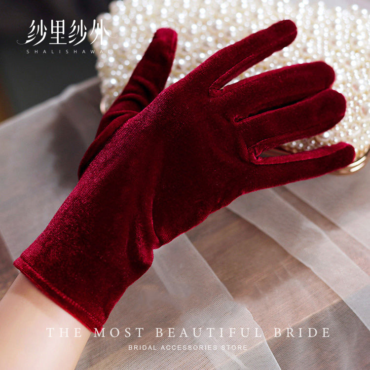 Булчински кадифени ръкавици и къса френска сатенена рокля – винтидж стил Хепбърн за жени