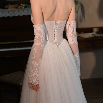 Vestuvinės pirštinės – rūmų stiliaus, siuvinėtos karoliukais ir nėriniu, be pirštų, poliesteris