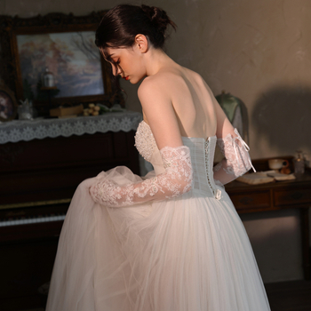 Vestuvinės pirštinės – rūmų stiliaus, siuvinėtos karoliukais ir nėriniu, be pirštų, poliesteris