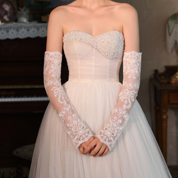 Vestuvinės pirštinės – rūmų stiliaus, siuvinėtos karoliukais ir nėriniu, be pirštų, poliesteris