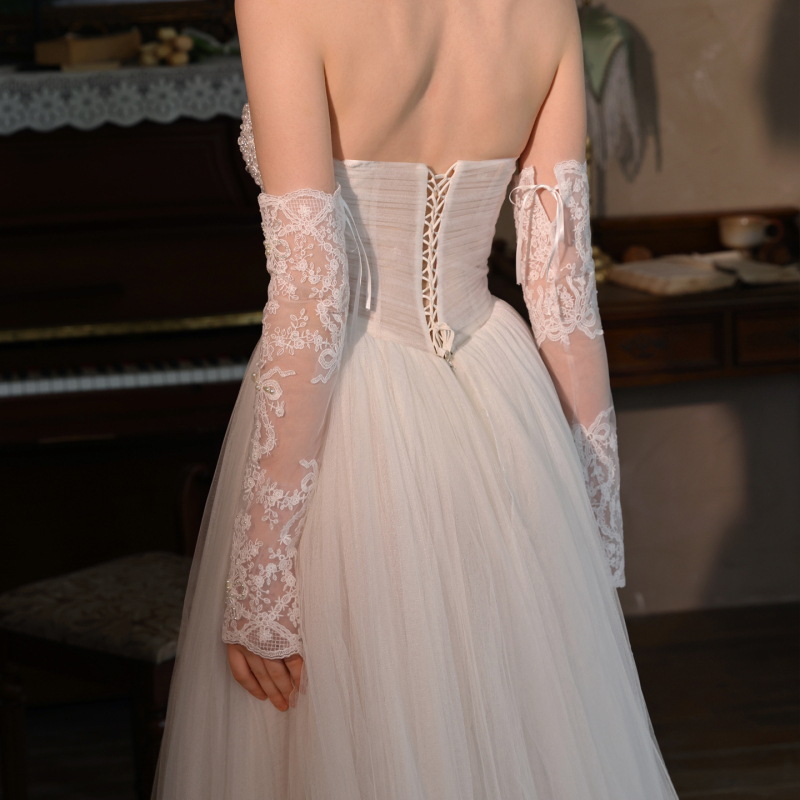 Vestuvinės pirštinės – rūmų stiliaus, siuvinėtos karoliukais ir nėriniu, be pirštų, poliesteris