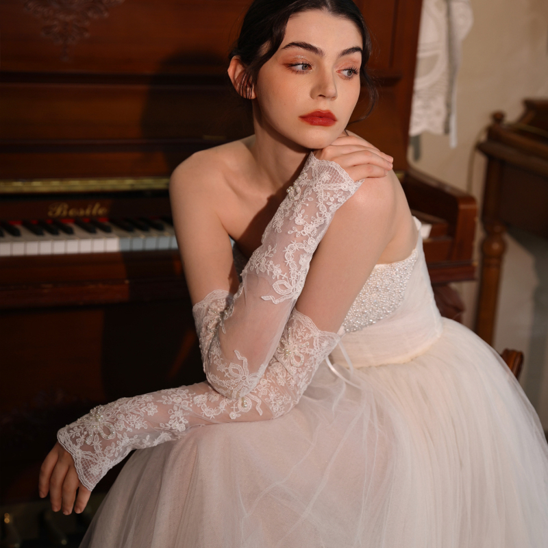 Vestuvinės pirštinės – rūmų stiliaus, siuvinėtos karoliukais ir nėriniu, be pirštų, poliesteris