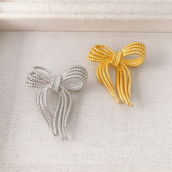 Broșă cu fundă din cupru placat cu aur – accesoriu decorativ pentru femei, colecția de iarnă 2024