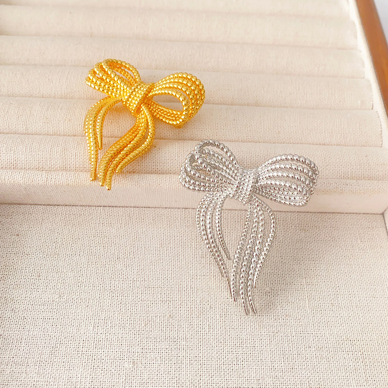 Broșă cu fundă din cupru placat cu aur – accesoriu decorativ pentru femei, colecția de iarnă 2024