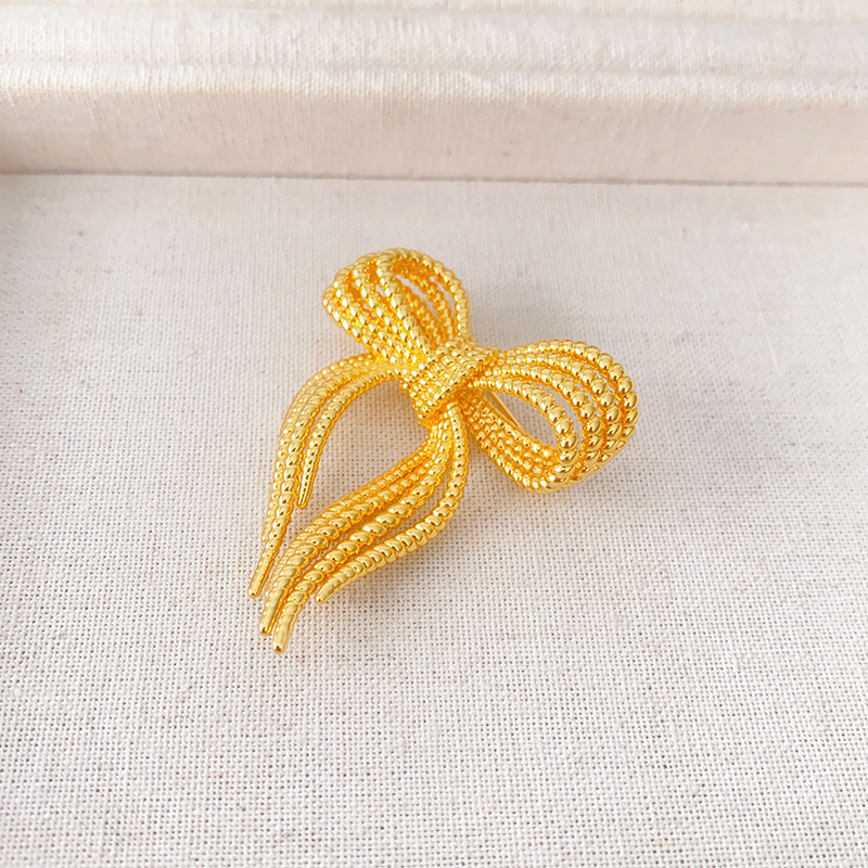 Broșă cu fundă din cupru placat cu aur – accesoriu decorativ pentru femei, colecția de iarnă 2024