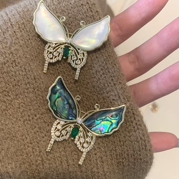 Broșă GUSHI cu placare aurie și zirconiu, design fluture scoică, formă geometrică, toamna 2024