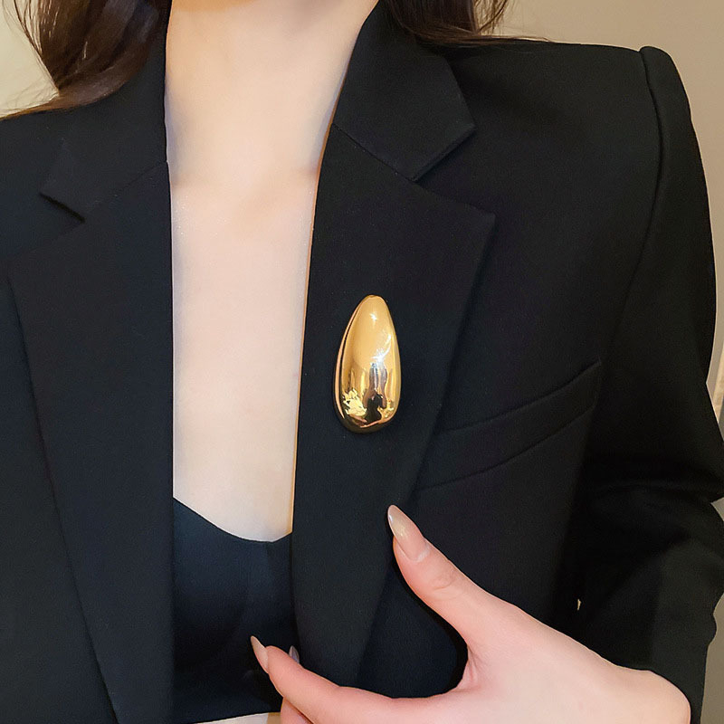 Broš iz legure, kapkovitog oblika — elegantan, svestran dodatak s elektroplatiranom završnom obradom