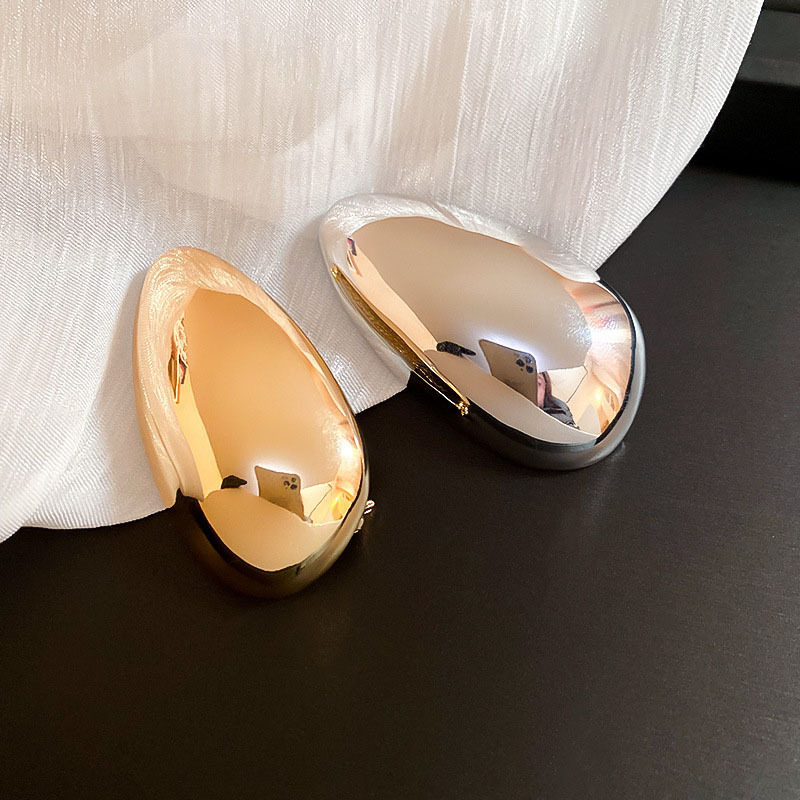 Broš iz legure, kapkovitog oblika — elegantan, svestran dodatak s elektroplatiranom završnom obradom