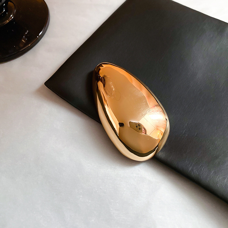 Broš iz legure, kapkovitog oblika — elegantan, svestran dodatak s elektroplatiranom završnom obradom