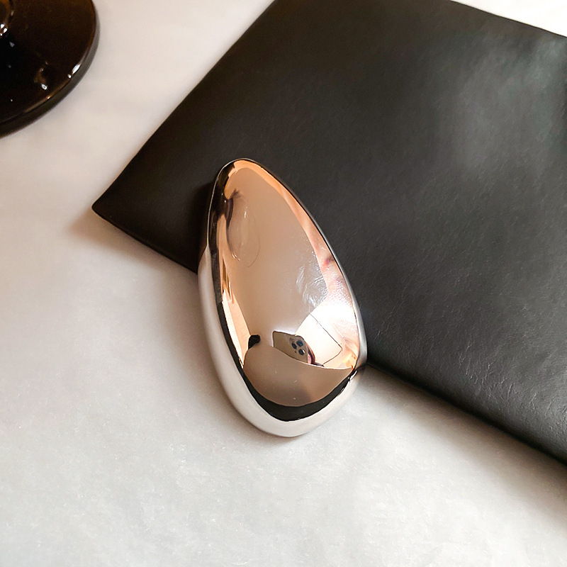 Broš iz legure, kapkovitog oblika — elegantan, svestran dodatak s elektroplatiranom završnom obradom