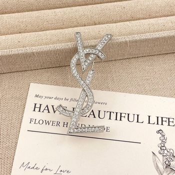 Bakrena broš s literom i dijamantnim kamenčićima, elektroplatirano, ljeto 2025, ženski luksuzni modni dodatak, pogodan za sako