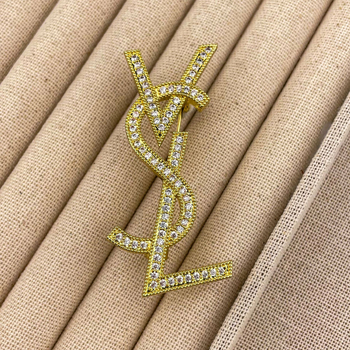 Bakrena broš s literom i dijamantnim kamenčićima, elektroplatirano, ljeto 2025, ženski luksuzni modni dodatak, pogodan za sako