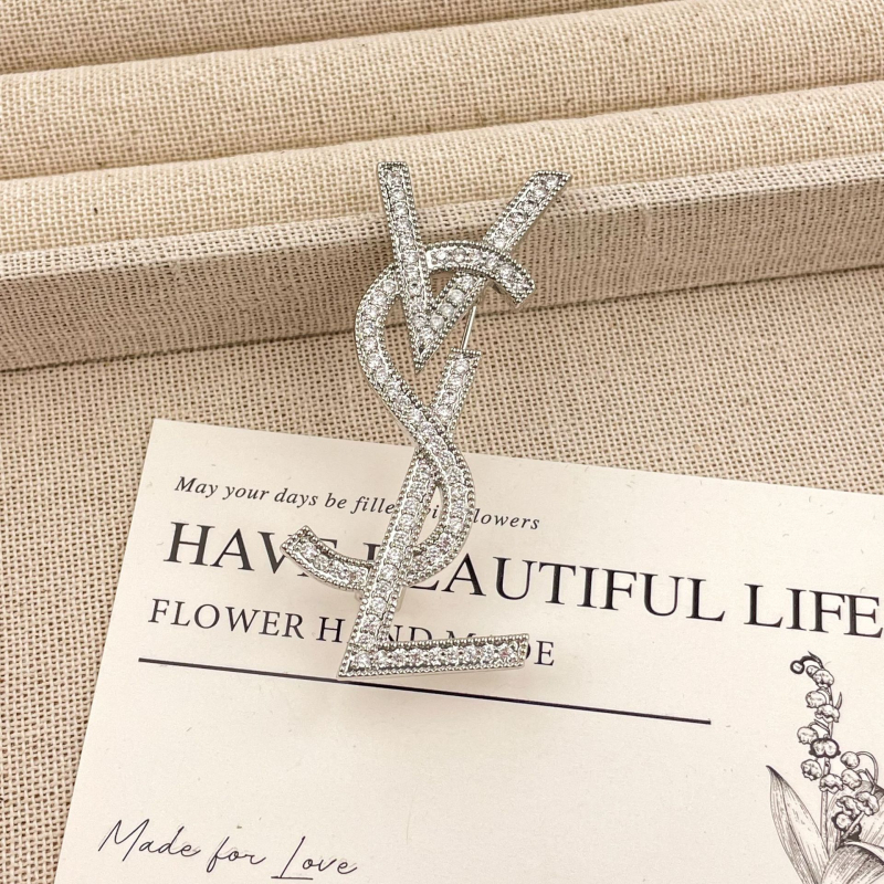 Bakrena broš s literom i dijamantnim kamenčićima, elektroplatirano, ljeto 2025, ženski luksuzni modni dodatak, pogodan za sako