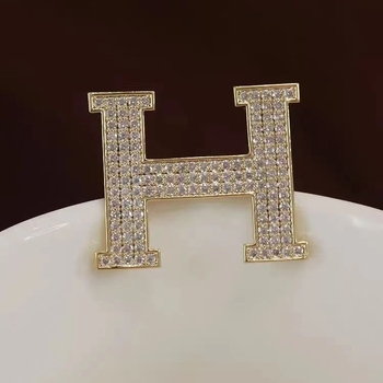 Broșă în formă H cu zirconiu | aliaj de zinc, unisex, Primăvara 2024 (Material: aliaj de zinc; Formă: H; Pietre: zirconiu; Stil: unisex; Sezon: Primăvara 2024)