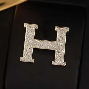 Broșă în formă H cu zirconiu | aliaj de zinc, unisex, Primăvara 2024 (Material: aliaj de zinc; Formă: H; Pietre: zirconiu; Stil: unisex; Sezon: Primăvara 2024)