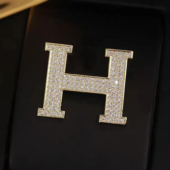 Broșă în formă H cu zirconiu | aliaj de zinc, unisex, Primăvara 2024 (Material: aliaj de zinc; Formă: H; Pietre: zirconiu; Stil: unisex; Sezon: Primăvara 2024)