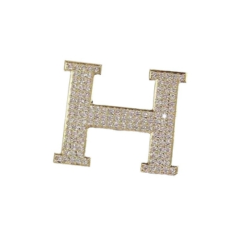 Broșă în formă H cu zirconiu | aliaj de zinc, unisex, Primăvara 2024 (Material: aliaj de zinc; Formă: H; Pietre: zirconiu; Stil: unisex; Sezon: Primăvara 2024)