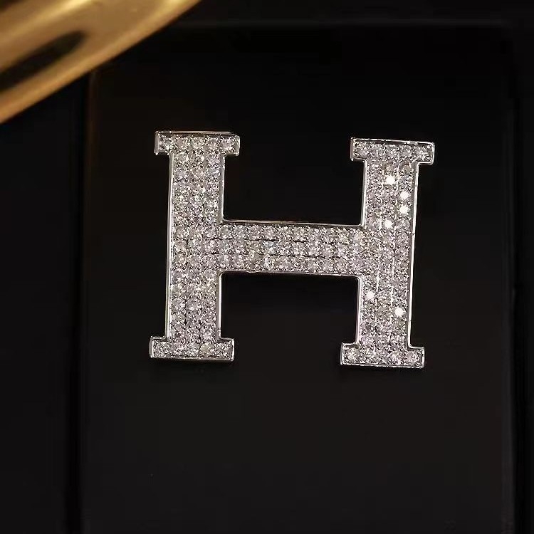 Broșă în formă H cu zirconiu | aliaj de zinc, unisex, Primăvara 2024 (Material: aliaj de zinc; Formă: H; Pietre: zirconiu; Stil: unisex; Sezon: Primăvara 2024)