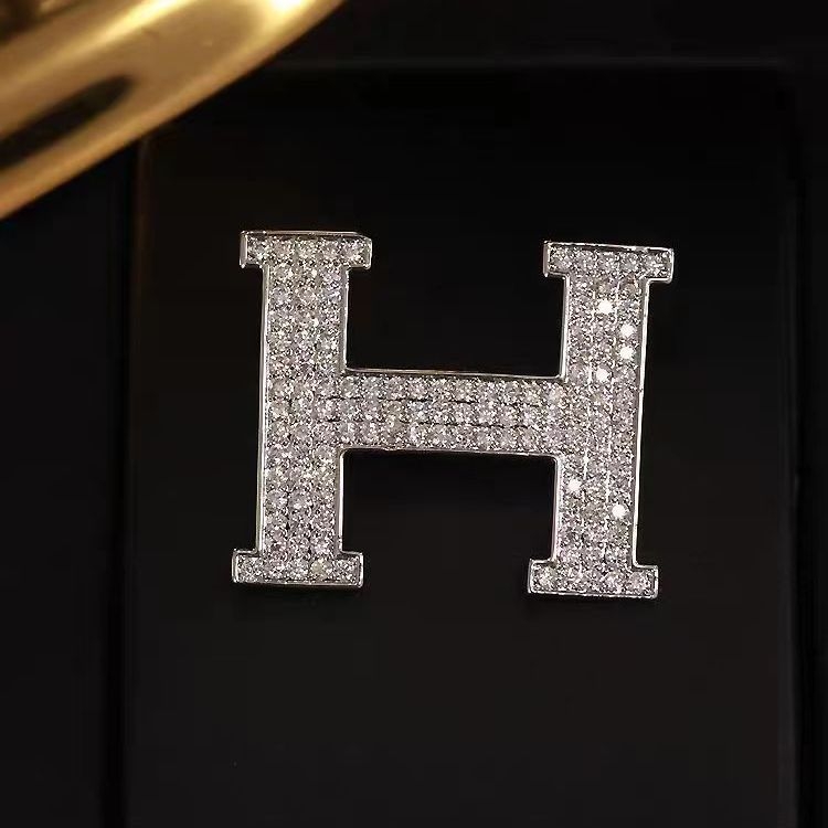 Broșă în formă H cu zirconiu | aliaj de zinc, unisex, Primăvara 2024 (Material: aliaj de zinc; Formă: H; Pietre: zirconiu; Stil: unisex; Sezon: Primăvara 2024)