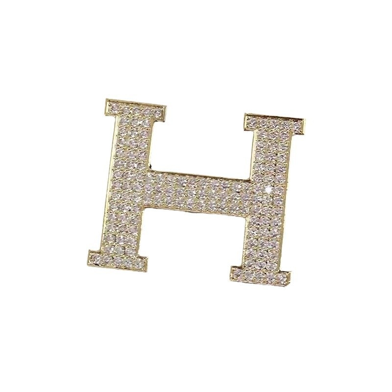 Broșă în formă H cu zirconiu | aliaj de zinc, unisex, Primăvara 2024 (Material: aliaj de zinc; Formă: H; Pietre: zirconiu; Stil: unisex; Sezon: Primăvara 2024)