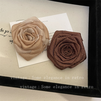 Ručna broš s cvijetom od tkanine za žene, francusko-retro stil, Materijal: tkanina; Podrijetlo: Yiwu; Marka: Qiao Li; Proljeće 2024