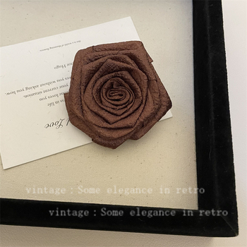 Ručna broš s cvijetom od tkanine za žene, francusko-retro stil, Materijal: tkanina; Podrijetlo: Yiwu; Marka: Qiao Li; Proljeće 2024