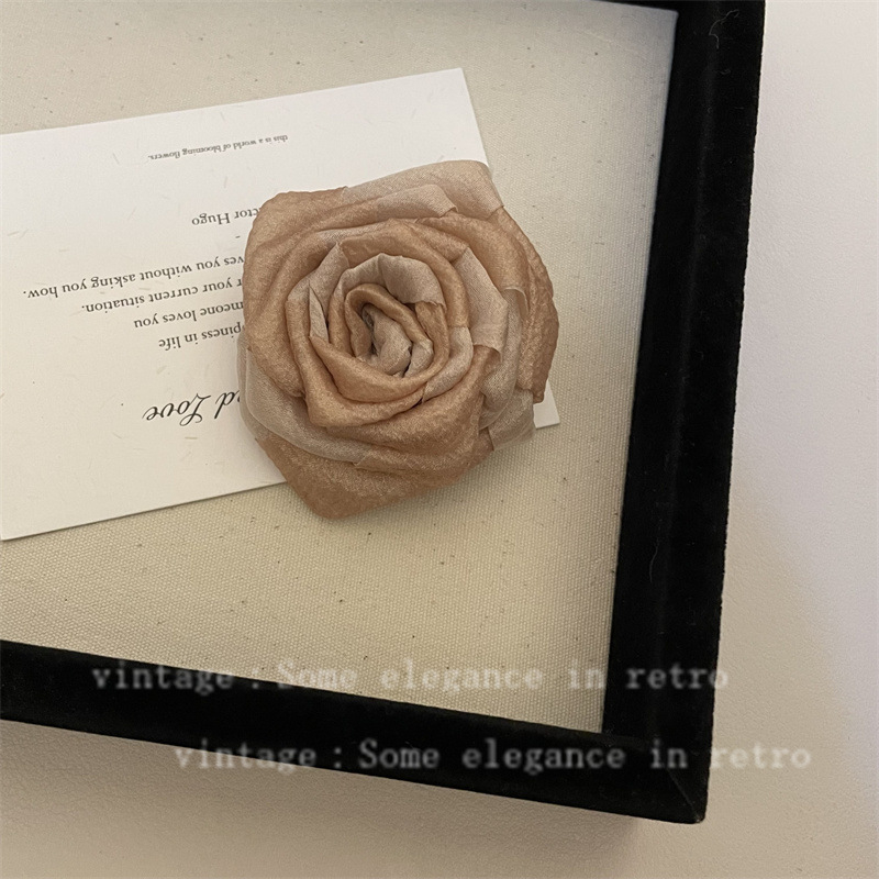 Ručna broš s cvijetom od tkanine za žene, francusko-retro stil, Materijal: tkanina; Podrijetlo: Yiwu; Marka: Qiao Li; Proljeće 2024