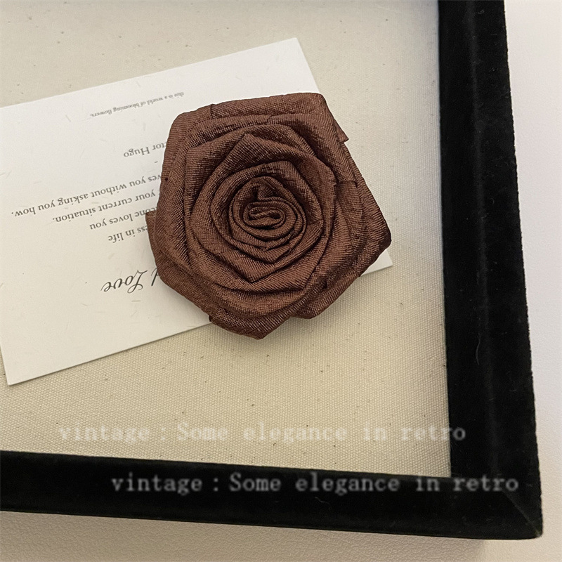 Ručna broš s cvijetom od tkanine za žene, francusko-retro stil, Materijal: tkanina; Podrijetlo: Yiwu; Marka: Qiao Li; Proljeće 2024