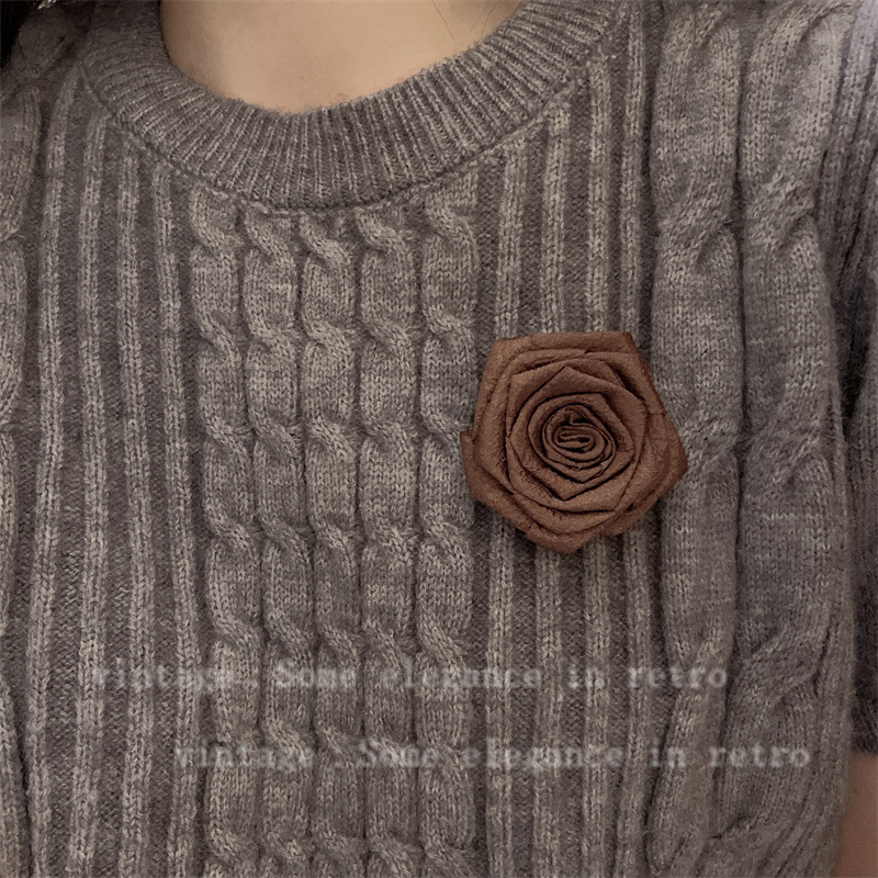 Ručna broš s cvijetom od tkanine za žene, francusko-retro stil, Materijal: tkanina; Podrijetlo: Yiwu; Marka: Qiao Li; Proljeće 2024