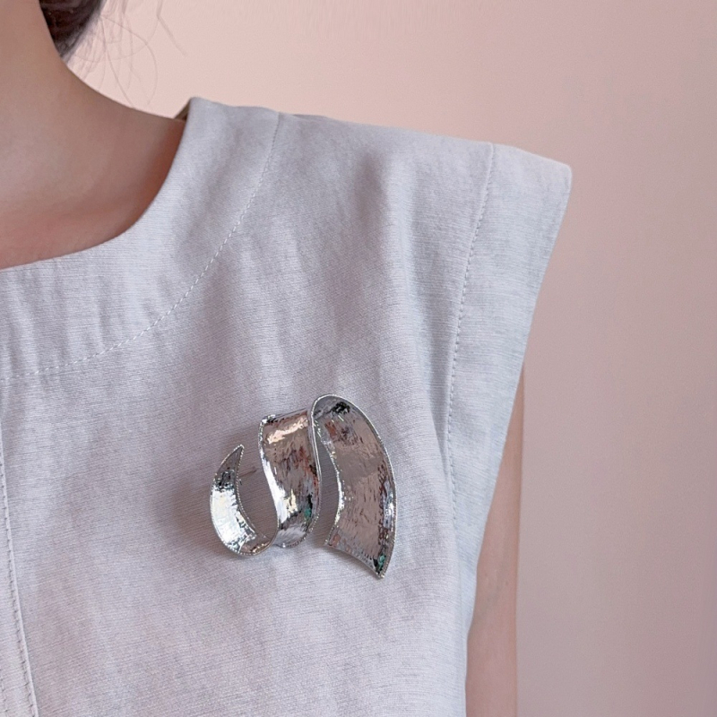 Metalna geometrijska broš – elektroplatirana, unisex, dekorativna, dobar poklon