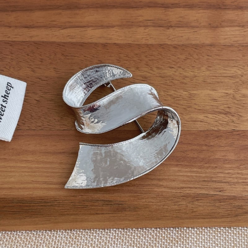 Metalna geometrijska broš – elektroplatirana, unisex, dekorativna, dobar poklon