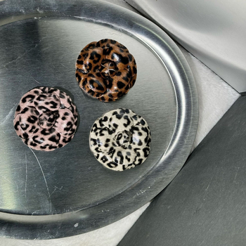 Broșă floare, materiale mixte, placare electroplatină, stil camelia, toamna 2024