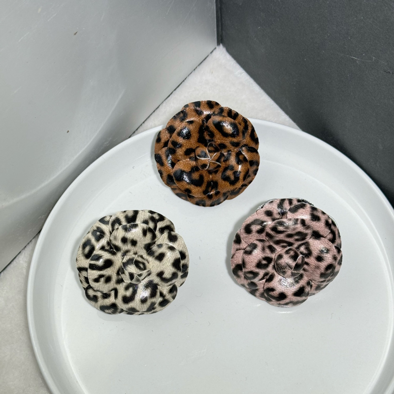 Broșă floare, materiale mixte, placare electroplatină, stil camelia, toamna 2024