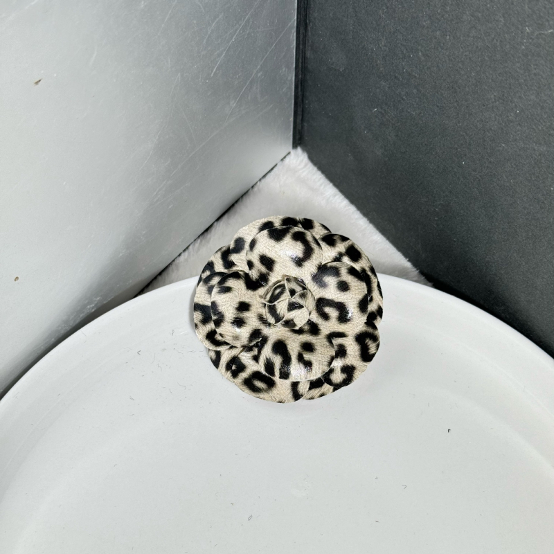 Broșă floare, materiale mixte, placare electroplatină, stil camelia, toamna 2024