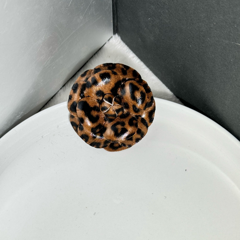 Broșă floare, materiale mixte, placare electroplatină, stil camelia, toamna 2024