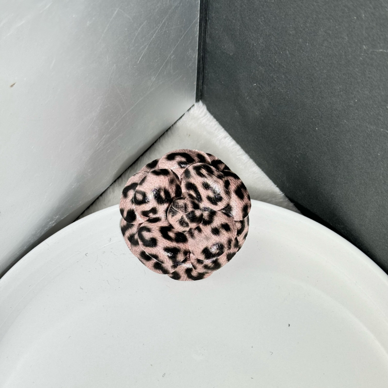 Broșă floare, materiale mixte, placare electroplatină, stil camelia, toamna 2024