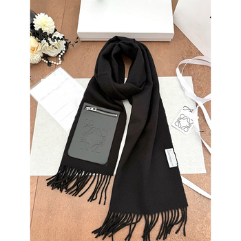 Šal od vunе i kašmira s resicama i džepom sa zipom — debeo, topao, svestran za zimu.