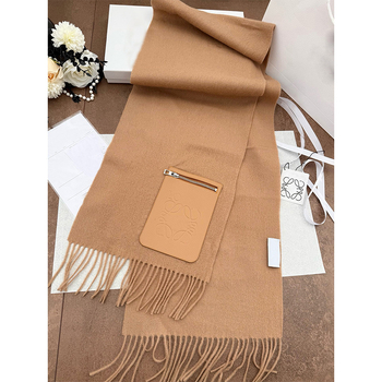 Šal od vunе i kašmira s resicama i džepom sa zipom — debeo, topao, svestran za zimu.