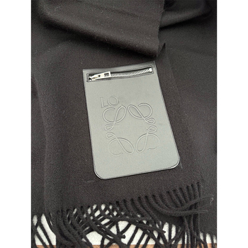 Šal od vunе i kašmira s resicama i džepom sa zipom — debeo, topao, svestran za zimu.