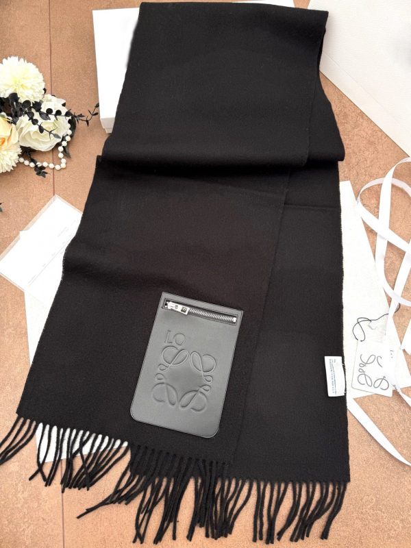 Šal od vunе i kašmira s resicama i džepom sa zipom — debeo, topao, svestran za zimu.