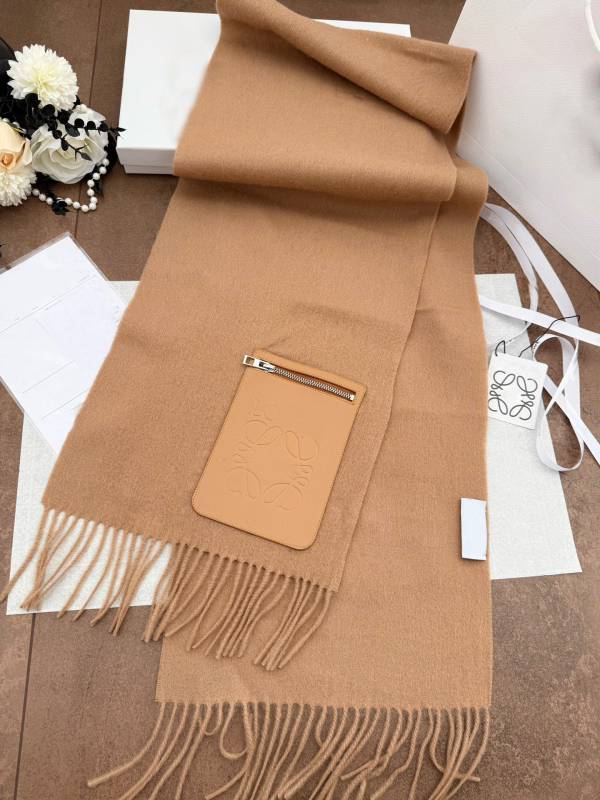 Šal od vunе i kašmira s resicama i džepom sa zipom — debeo, topao, svestran za zimu.