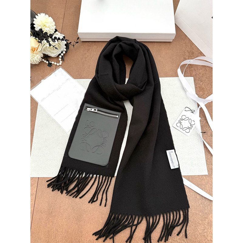 Šal od vunе i kašmira s resicama i džepom sa zipom — debeo, topao, svestran za zimu.