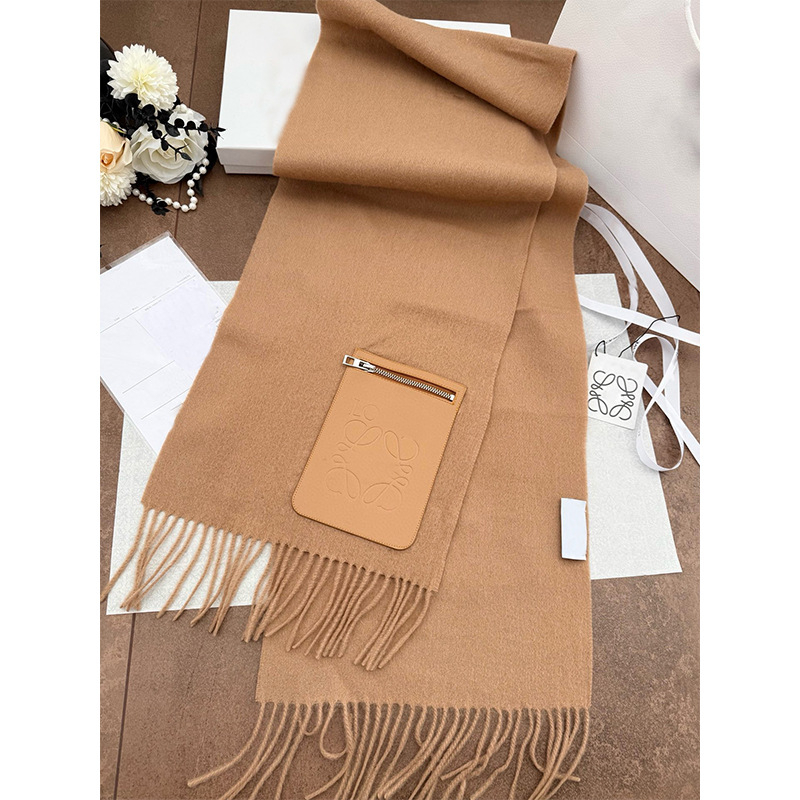 Šal od vunе i kašmira s resicama i džepom sa zipom — debeo, topao, svestran za zimu.