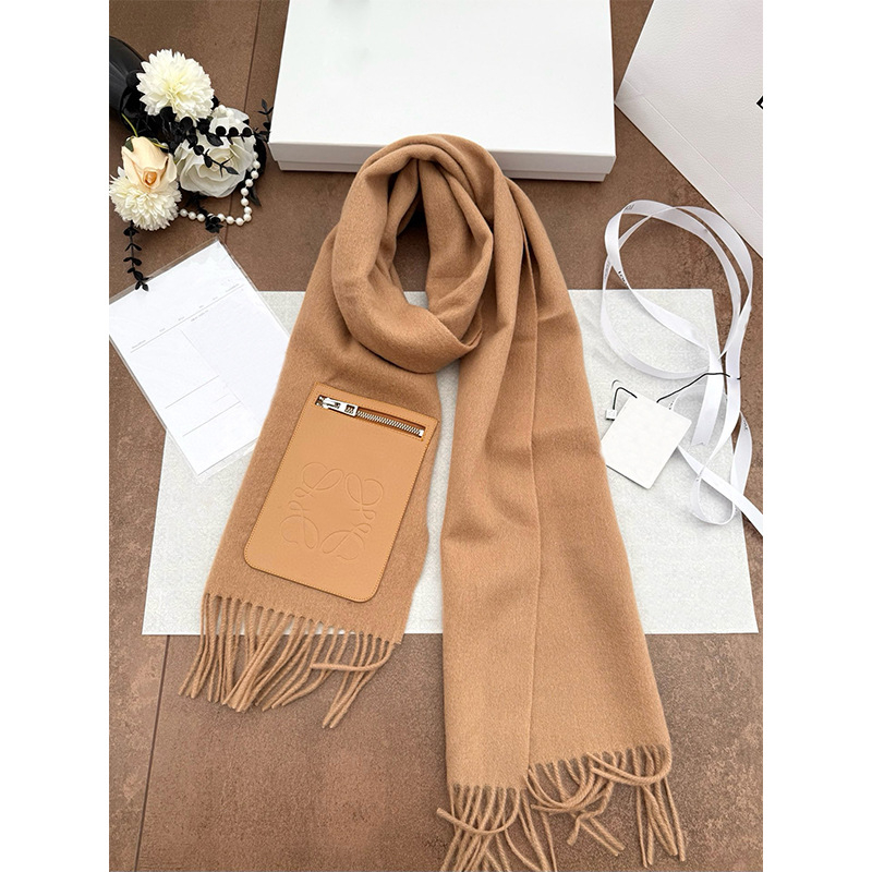 Šal od vunе i kašmira s resicama i džepom sa zipom — debeo, topao, svestran za zimu.