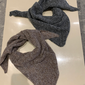 Moteriška trikampė šalis su yak vilnos mišiniu – 62% avies vilna, 28% yak plaukai, 9% poliamidas, 1% spandeks – rudens-žiemos stilius